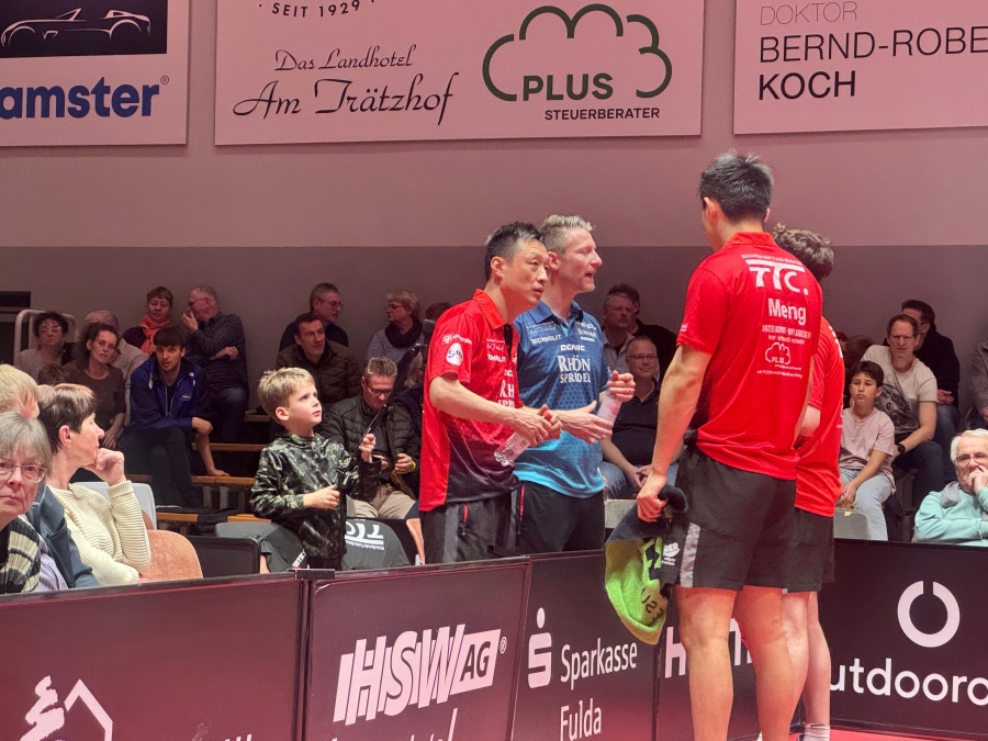 孟繁博与队友与教练交流