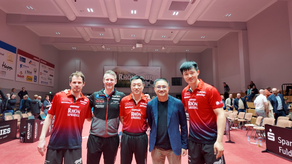 孟繁博与格瑞普T总，其他球员合影